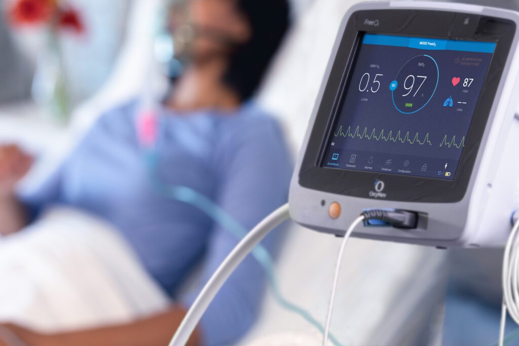 FreeO2 est un dispositif automatisé d’oxygénothérapie qui ajuste en continu l’apport en oxygène afin de respecter la cible de saturation prescrite par le clinicien. L'innovation a été développée par les Drs François Lellouche, spécialiste en médecine interne à l’Institut universitaire de cardiologie et de pneumologie de Québec (IUCPQ), et Erwan L’Her.